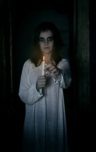 Страшна жінка зі свічкою — стокове фото