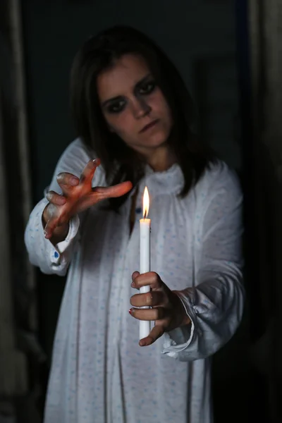 Mulher assustadora com vela — Fotografia de Stock