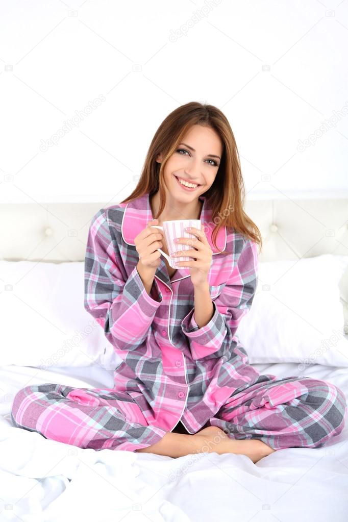 Mujer en pijama fotos de stock, imágenes de pijama sin royalties | Depositphotos