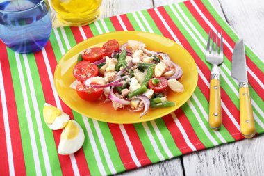 Taze kahvaltı salatası ile