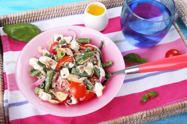 Taze kahvaltı salatası ile