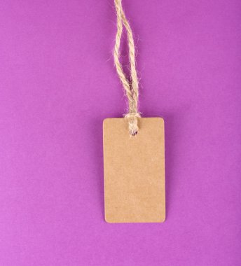 renkli arka plan üzerinde kahverengi etiketi