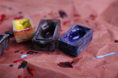 Suluboya boya küpleri ve dökülen boya
