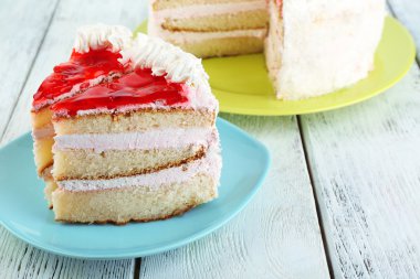 Çilekli pasta üzerinde tablo yakın çekim