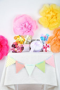 Düğün ya da doğum günü hediyeler dekore edilmiş masada
