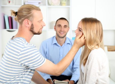 Aile psikolog ile terapi oturumu sonra genç mutlu çift