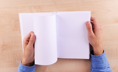 Adam boş açık kitap okumak