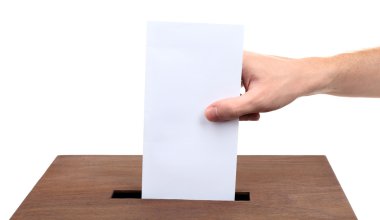 İnsan eli zarf posta kutusuna ekleme