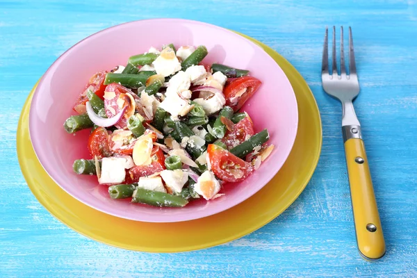 Taze kahvaltı salatası ile