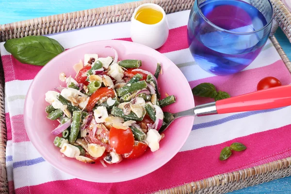 Taze kahvaltı salatası ile