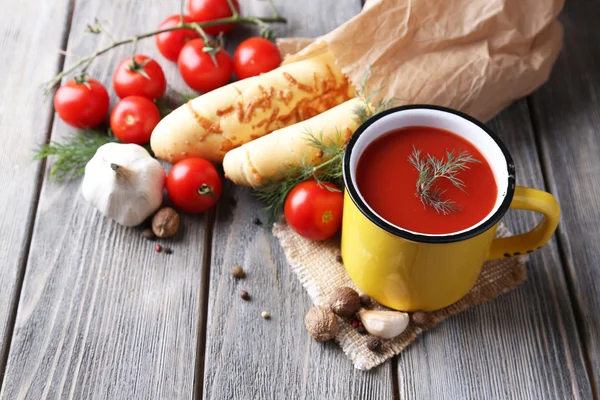 Jus de tomate maison en tasse de couleur — Photo