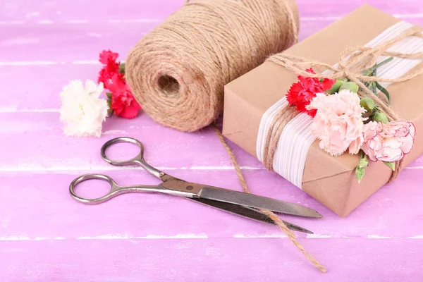 Beautiful gift with flowers — Stock Photo, Image