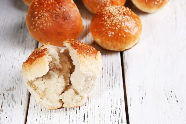 Deliciosos bollos con sésamo —  Fotos de Stock