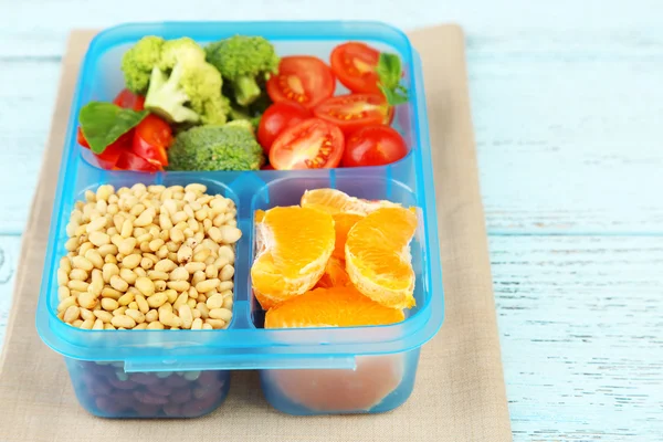 Lezzetli vejetaryen yemek plastik kutu — Stok fotoğraf