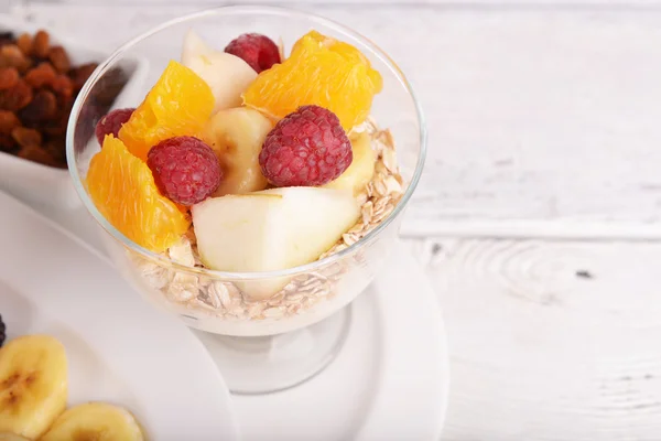 Muesli con frutas y bayas — Foto de Stock