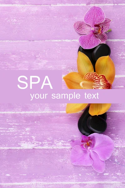 Composición con hermosas orquídeas florecientes y piedras de spa — Foto de Stock