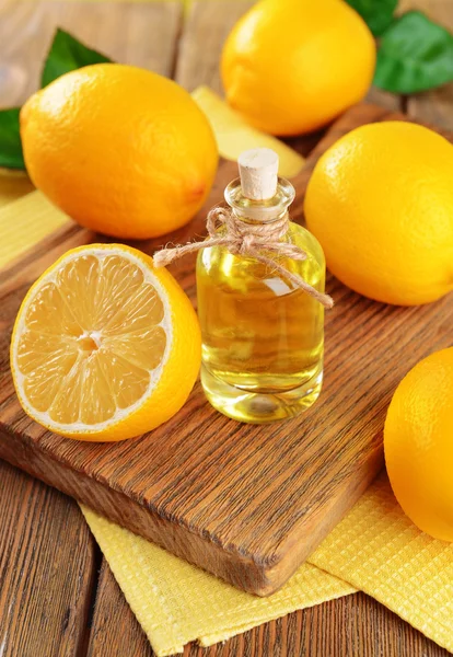 Citronový olej na stole — Stock fotografie