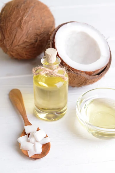 Aceite de coco en la mesa — Foto de Stock