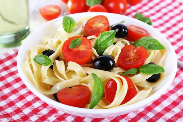 Spaghetti con pomodori, olive e foglie di basilico — Foto Stock