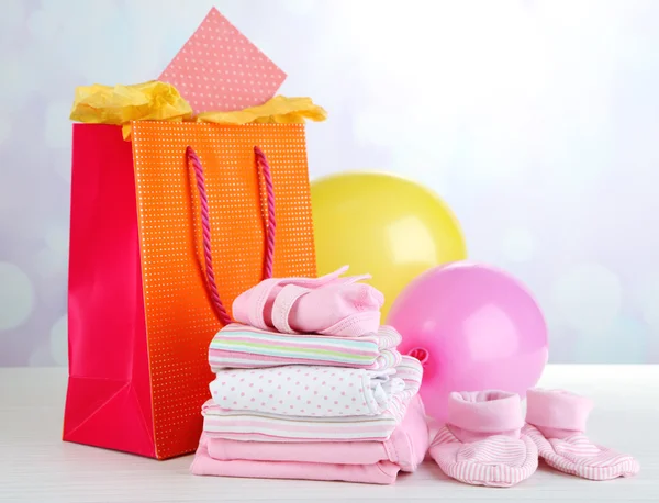 Babykleidung und Geschenktüte — Stockfoto