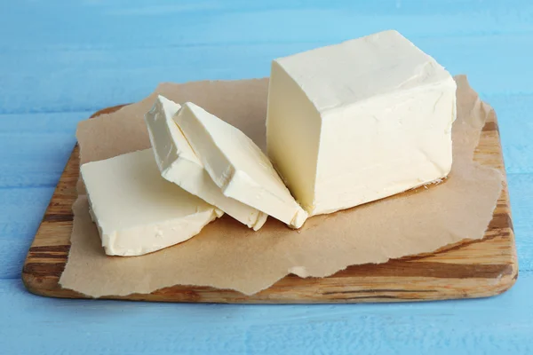Świeże masło na deski do krojenia — Zdjęcie stockowe