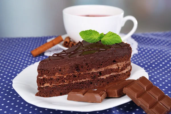 Stück Schokoladenkuchen auf Teller — Stockfoto