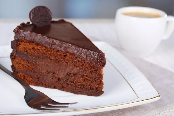 Pedazo de pastel de chocolate en el plato — Foto de Stock