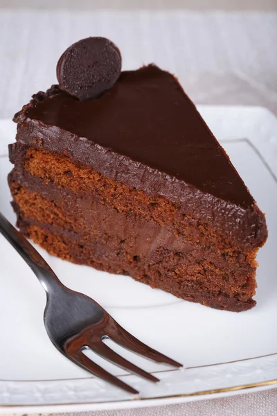Stück Schokoladenkuchen auf Teller — Stockfoto
