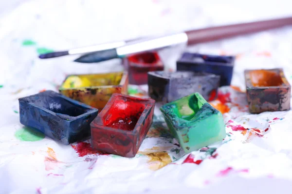 Watercolor paint cubes with brushes — Stock Photo, Image