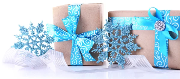 Cajas de regalo navideñas decoradas con cinta azul — Foto de Stock