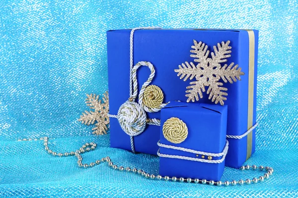 Koyu mavi hediye kutuları