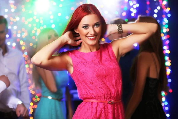 Jóvenes bailando en la fiesta — Foto de Stock