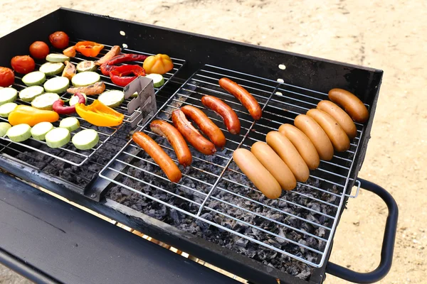 Pølser og grønnsaker på grill – stockfoto