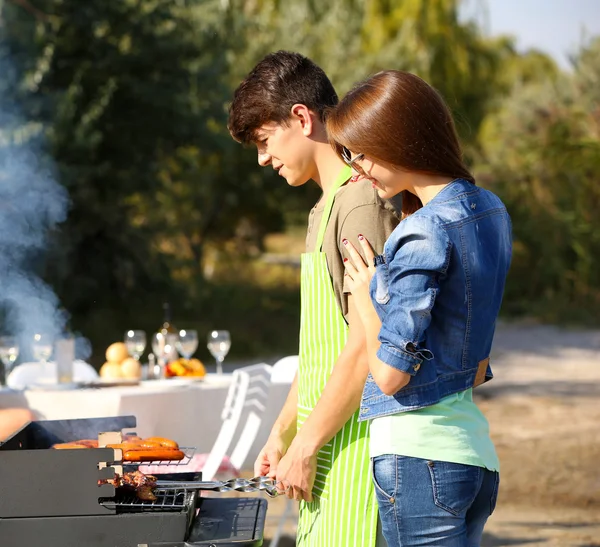 Amici che fanno festa barbecue — Foto Stock