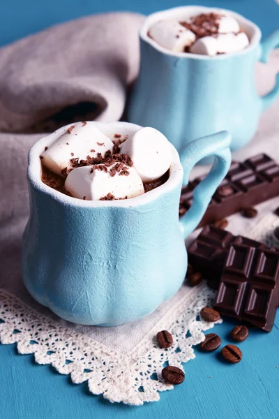 Cups of coffee with marshmallow and chocolate — Stock Photo, Image