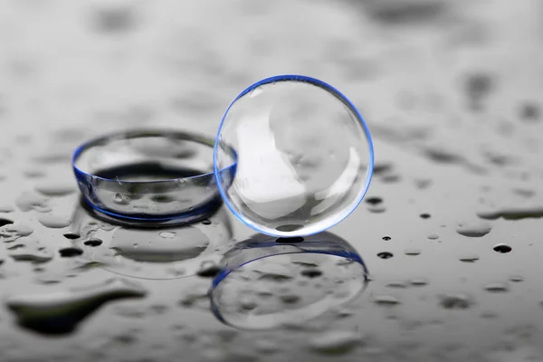 Kontaktlinsen mit Wassertropfen — Stockfoto