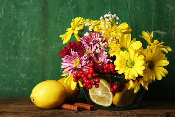 Prachtig chrysanthemum en citroenen — Stockfoto