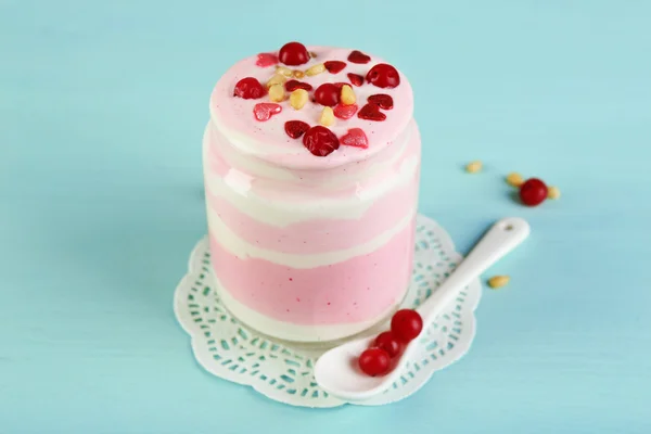 Cranberry melk dessert in glazen pot — Stockfoto