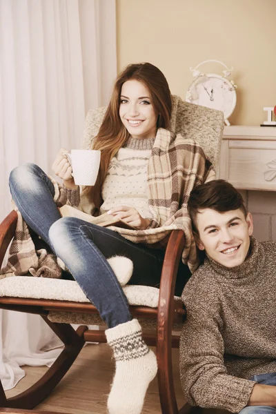 Pareja feliz relajándose en casa — Foto de Stock