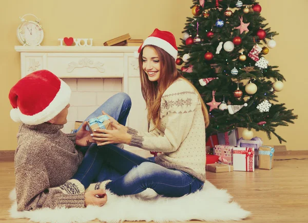 Coppia vicino all'albero di Natale — Foto Stock