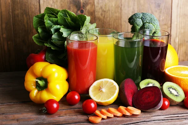 Jus de fruits et légumes dans des verres — Photo