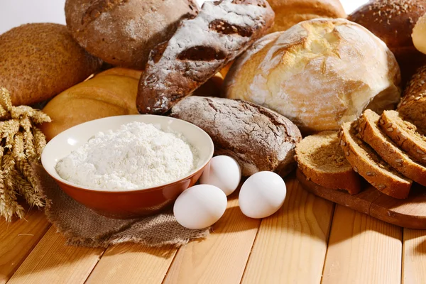 Pan fresco en la mesa —  Fotos de Stock