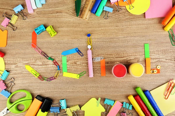 Inskriften skolan kantad av skolmaterial — Stockfoto