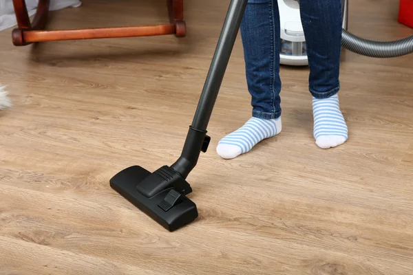 Vrouw met stofzuiger op kamer — Stockfoto