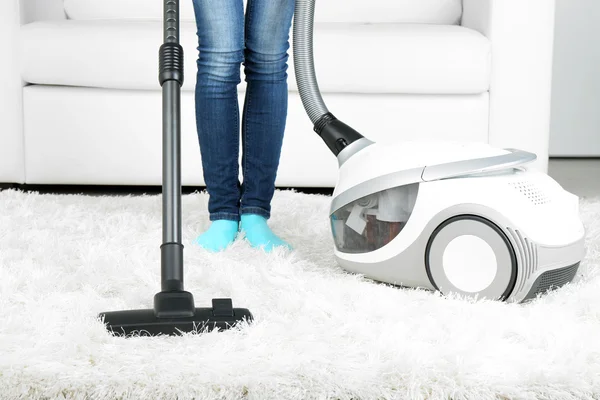 Vrouw met stofzuiger op kamer — Stockfoto