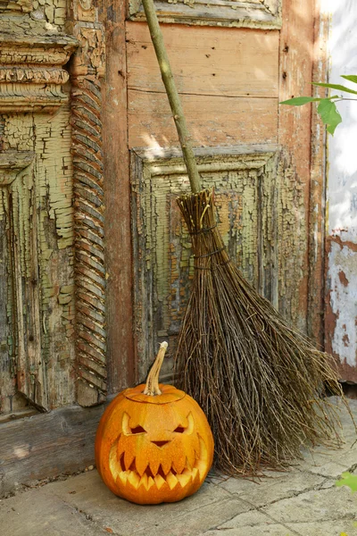 Kabak ve tatil Cadılar Bayramı için süpürge — Stok fotoğraf