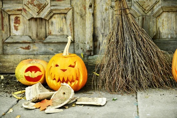 Pompoen en bezem voor vakantie Halloween — Stockfoto