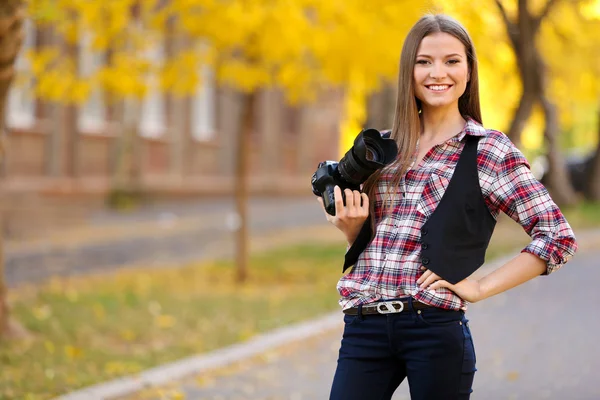 Mladá fotografie fotografování v parku — Stock fotografie