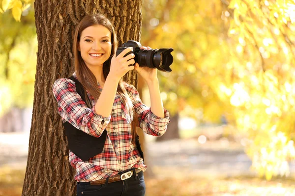 Jonge fotografie foto's nemen in park — Stockfoto