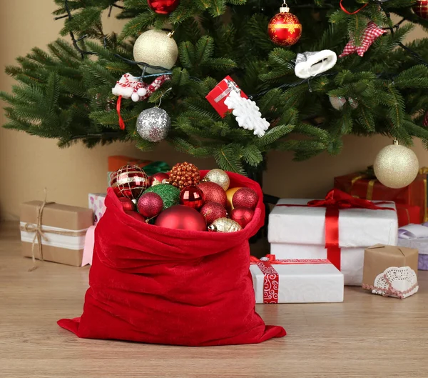 Bolsa con juguetes y regalos de Navidad —  Fotos de Stock